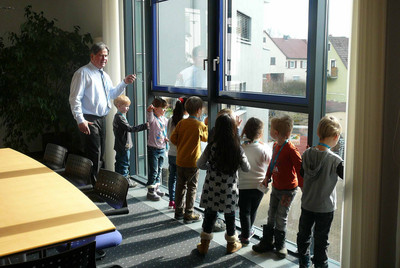 Regenbogenkindergarten: Besuch im Rathaus von Wäschenbeuren